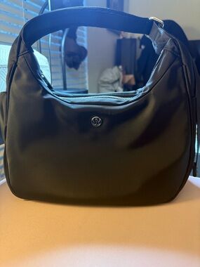 Lululemon Essentials Shoulder Bag 4L